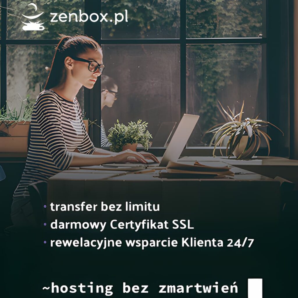 Młoda kobieta w okularach i pasiastej koszuli, siedząca przed laptopem przy biurku z rośliną doniczkową, w tle reklama usług hostingowych.